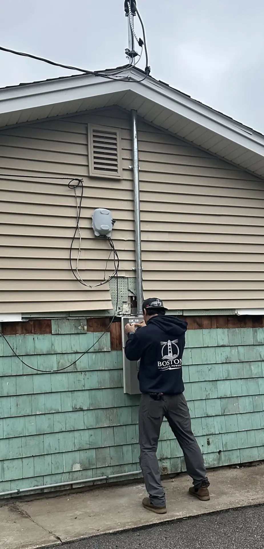 200 amp service upgrade in Braintree, MA, electrician at the new meter